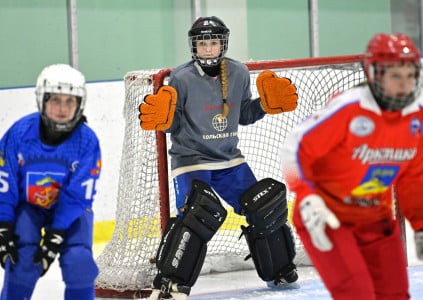 В Мурманске в хоккей сразились девушки