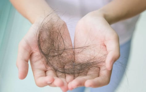 Бабушка-огородница всегда закапывала пучок волос на грядке: раньше все удивлялись, но ученые доказали эффективность — вот в чем это поможет