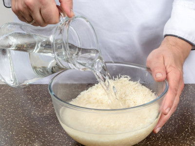 За пять секунд: мастера-кулинары промывают рис только так — получается «крупинка к крупинке» и никакого крахмала