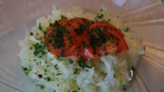 Рецепт этого салата из капусты требуют все гости: очень вкусно, просто и быстро — готовится за 2 минуты