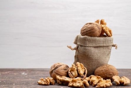 Никаких шкафов: умные хозяйки хранят грецкие орехи только так — пролежат и 100 лет