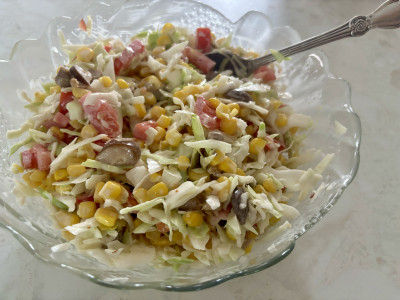 Ничего не надо варить, жарить и мариновать: салат «Весеннее лукошко» — простое блюдо на каждый день