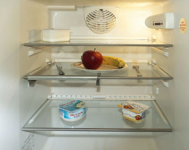 Вонь из холодильника больше не будет вас напрягать: Вот что нужно положить на полку для устранения всех запахов — проблема решится за секунды