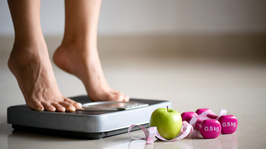 «Завтрак можно пропустить»: Гастроэнтеролог назвал 6 простых правил, которые помогут похудеть к лету — без вреда для здоровья