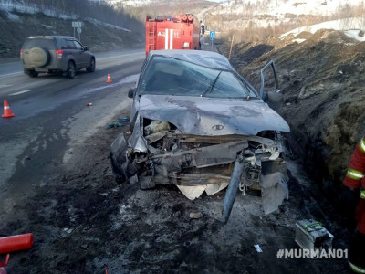 Отечественный автомобиль разлетелся на запчасти после наезда на ограждение в Мурманске