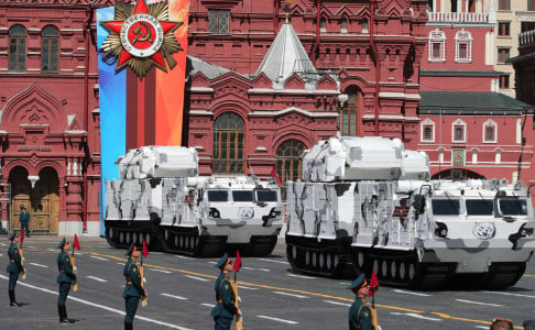 Радость со слезами на глазах: сразу несколько российских регионов отменили парад Победы и салют 9 Мая
