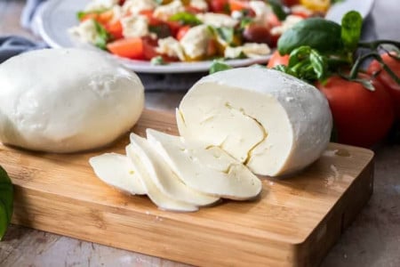 Беру молоко, яйца и сметану: готовлю очень вкусный домашний сыр — семья выстроится в очередь за добавкой
