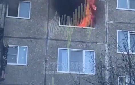 В Мурманске, спасаясь из пожара, с балкона многоэтажки спрыгнул человек