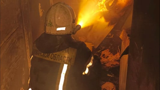 В Кировске пожар произошел в заброшенном двухэтажном здании