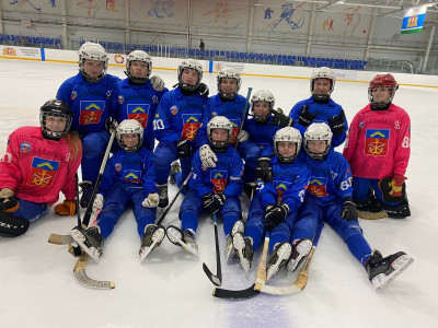 Сборная Мурманской области доминирует в первенстве России по мини-хоккею среди девушек в Сухом Логе: 4 победы из 4 матчей