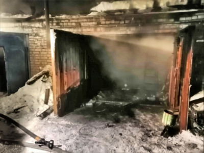 В поселке Титан под Кировском произошел пожар в гараже
