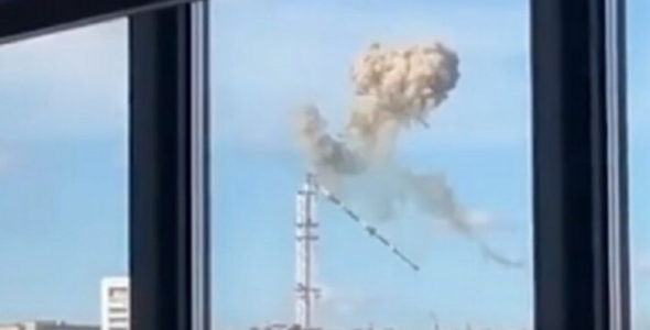 После мощного взрыва в Харькове пополам разломилась телевышка