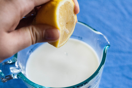 Просто выливаю лимонный сок в молоко: Готовлю шикарную вкусняшку за копейки — магазинный продукт больше не покупаем
