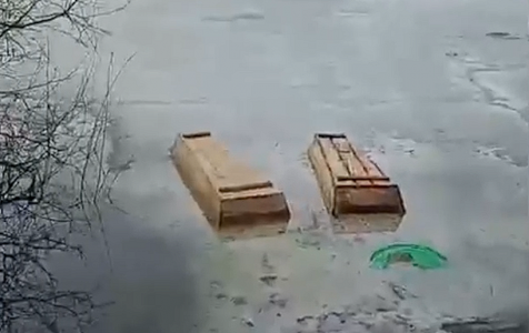 Необычная находка: В России заметили плавающие в озере гробы