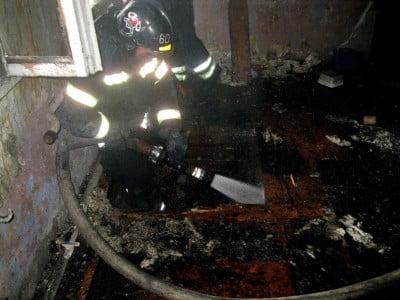 Спасатели вынесли из горящего дома в Кандалакше человека, еще пятерых эвакуировали