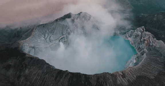 Смертельное фото: туристка сорвалась в кратер вулкана на глазах у мужа
