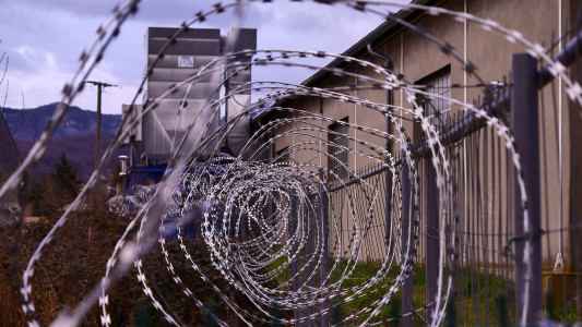 В трех колониях Мурманской области заключенным урезали личное время — чуть не дошло до бунта