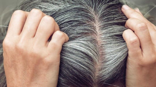 Скинете 10 лет сразу: 3 шикарных способа окрашивания седых волос — скроют «серебро» на несколько месяцев