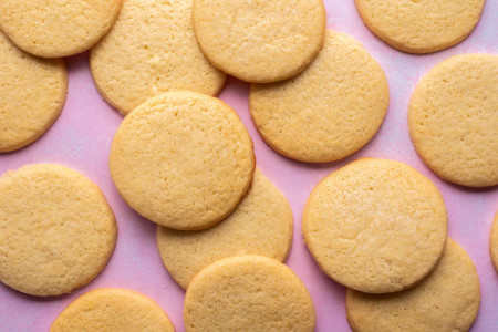 Готовим суперпростое печенье без муки: получается ароматным и хрустящим — напомнит известные сахарные крендельки