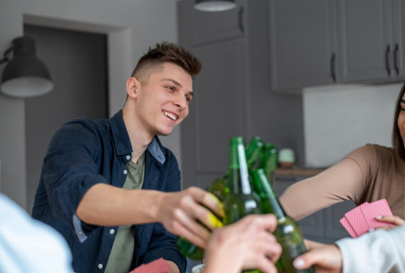 С детства становятся алкоголиками: в ВОЗ рассказали, в какой стране Европы подростки пьют чаще всего