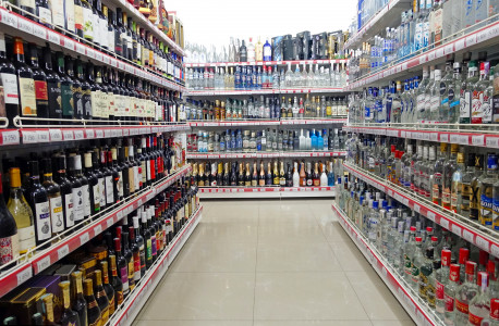 Вина не будет: в Госдуме предложили запретить продажу алкоголя в майские праздники