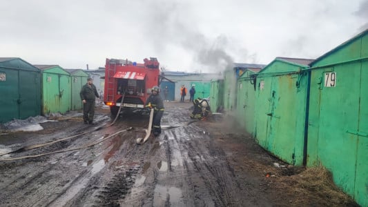 Тушить гараж в кооперативе на Гончарова в Мурманске выехали 7 пожарных