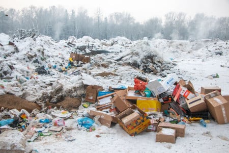 Жители соседнего дома возмущены: к «заброшке» на Садовой в Мурманске вывозят мусор грузовиками