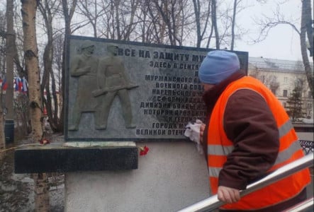 В преддверии Дня Победы работники УДХ очищают памятные доски и мемориальные объекты