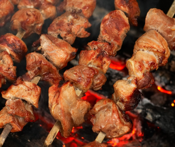 «Доверяйте инстинктам»: шеф-повар Григорий Мосин рассказал, как выбрать самое лучшее мясо для шашлыка — чтобы майские удались