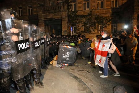 Грузию «раскачивают»: президент Грузии Зурабишвили потребовала от МВД прекратить разгон активистов в Тбилиси