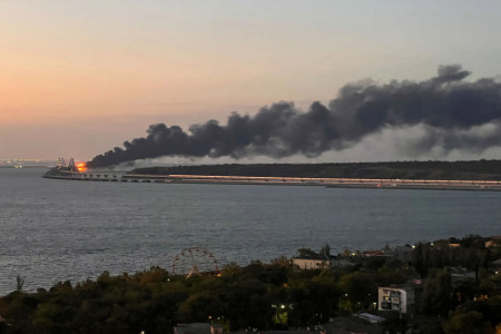 Крымский мост взорвали бомбой мощностью в 10 тонн тротила
