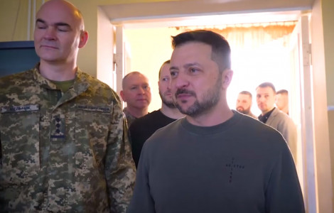 «Почивайте себе»: хриплый и смеющийся Зеленский в странном состоянии заявился к раненым бойцам ВСУ