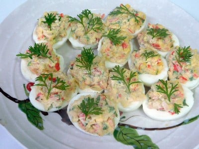 Идеальное блюдо для пасхального стола: Яйца, фаршированные сыром и крабовыми палочками — изысканная закуска