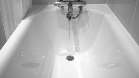 Полоска плесени между ванной и стеной сойдет в два счета: налейте туда это копеечное средство — опасный грибок исчезнет раз и навсегда