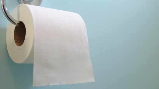 Ушлые хозяйки замачивают туалетную бумагу в уксусе: вот какой эффект это даёт — просто ахнете от восторга