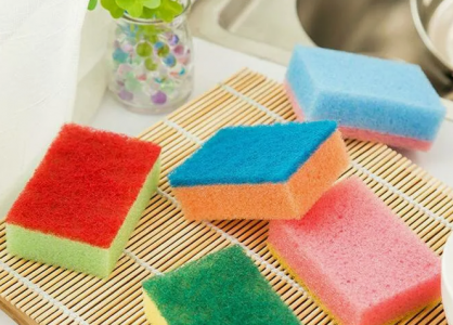 Не только для мытья: Как ещё можно использовать кухонные губки — 5 интересных лайфхаков, пригодятся в любом доме