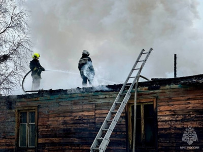 На тушение здание на Павлова в Мурманске выехали 16 пожарных