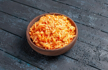 Если нашёлся кусочек колбасного сыра и морковка: Готовлю салат «Оранжевое настроение» за 2 минуты — даже резать ничего не придётся