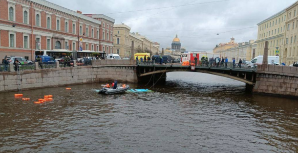 Количество пострадавших пока неизвестно: автобус с пассажирами упал в реку в Петербурге — людей пытаются спасти