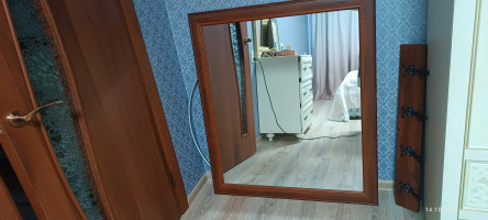 Объявление Продам зеркало в раме 1х1м, вешалка 0. 85м, цвет венге