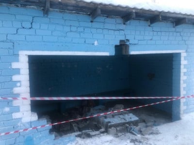 Пошел на таран: в Мурманской области водитель снес остановку