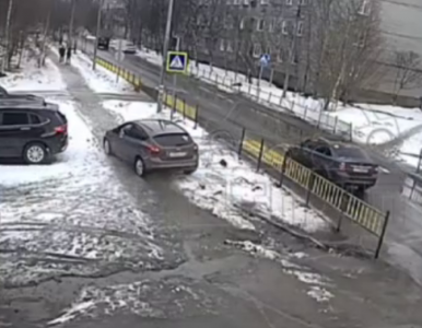 Легковушка вылетела на тротуар в Оленегорске