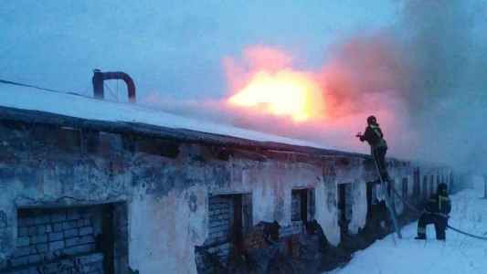 Крупный пожар вспыхнул на сельхозпредприятии в Туломе Мурманской области