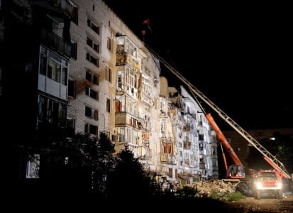 Снарядами разворотило полдома: ВСУ нанесли удар по многоэтажке в запорожском Токмаке — есть раненые