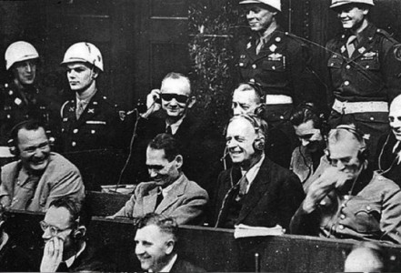 «Зачем вы мне суете»: что так рассмешило вождей Третьего рейха — возмутительный снимок Нюрнбергского суда