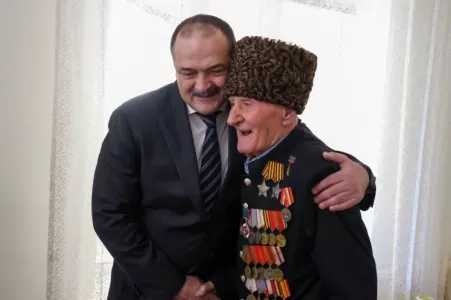 100-летний Герой России: Путин наградил ветерана Садыкова из Дагестана