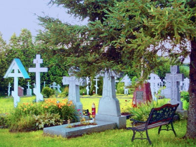 «Этим душу не спасти»: Священник РПЦ объяснил, можно ли вешать фото умерших на памятники