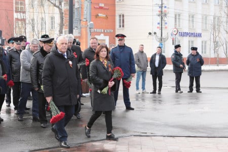 Мурманчане возложили цветы к памятнику Анатолию Бредову на акции «Вахта памяти»