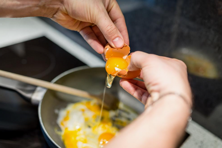 Растет после 40 лет: Отказ от яиц и масла не поможет снизить холестерин в крови — проблема внутри, а не снаружи